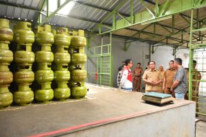 Pj Bupati Monitor Gas Elpiji 3 Kg di Pangkalan 1