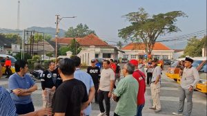 Bupati Naik Angkutan Umum Banyak Manfaatnya 1