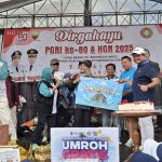 Heti Guru Honorer Bahagia Dapat Hadiah Umroh di HUT PGRI